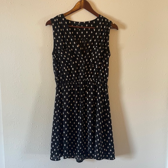 H&M Dresses & Skirts - H&M Polka Dot Button Front Dress